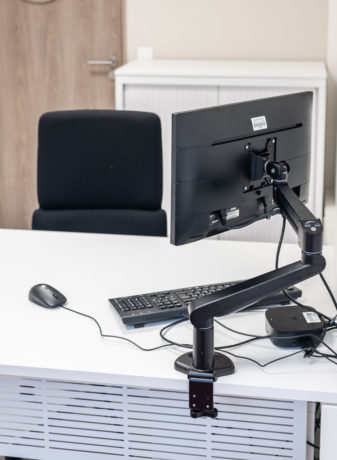Bureau fermé chez Département du Rhône montrant le support écran monté sur le bureau, optimisant l'espace de travail et facilitant la gestion des équipements informatiques.