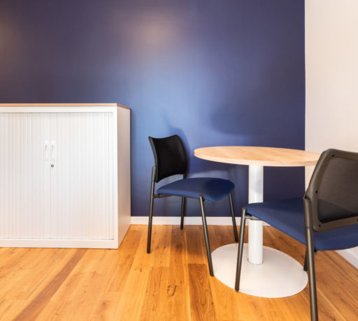 Bureau fermé chez Léa Solidarité Femmes aménagé avec une table moderne, des chaises Pogo dynamiques et une armoire de rangement, créant un environnement de travail organisé et élégant.