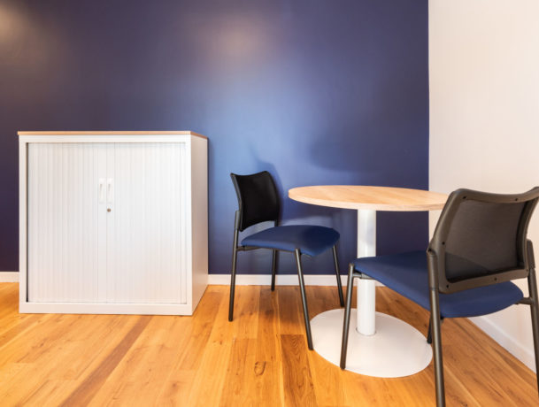 Bureau fermé chez Léa Solidarité Femmes aménagé avec une table moderne, des chaises Pogo dynamiques et une armoire de rangement, créant un environnement de travail organisé et élégant.