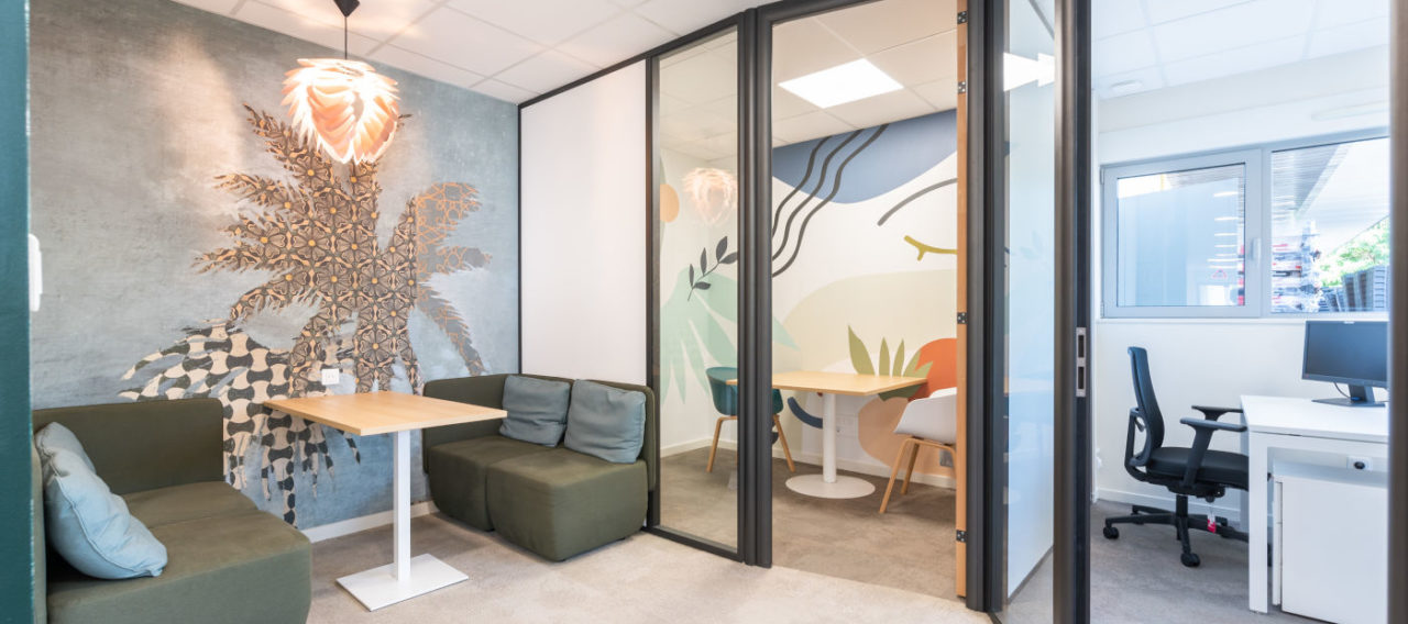 Créez un espace de détente chaleureux avec le canapé Tosca de Spark Office, idéal pour les pauses décontractées et les discussions informelles entre collègues.