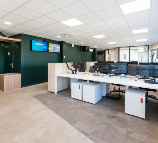 Optimisez la collaboration dans votre open space avec nos solutions flexibles et ergonomiques, favorisant la communication et la créativité au sein de votre équipe.