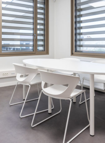 Salle de réunion au Département du Rhône, aménagée avec des fauteuils confortables et d'une table, idéale pour des réunions décontractées et des échanges créatifs.