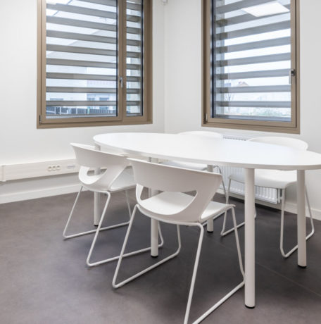 Salle de réunion au Département du Rhône, aménagée avec des fauteuils confortables et d'une table, idéale pour des réunions décontractées et des échanges créatifs.