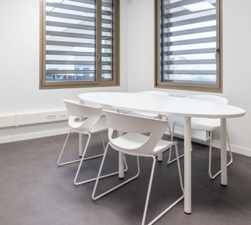 Salle de réunion au Département du Rhône, aménagée avec des fauteuils confortables et d'une table, idéale pour des réunions décontractées et des échanges créatifs.