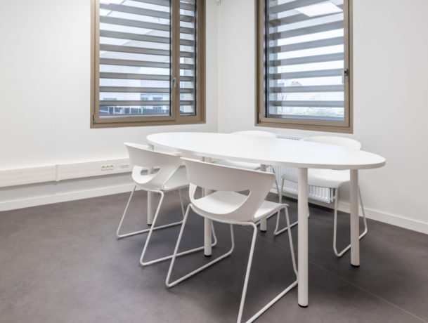 Salle de réunion au Département du Rhône, aménagée avec des fauteuils confortables et d'une table, idéale pour des réunions décontractées et des échanges créatifs.