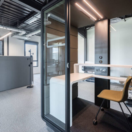 Cabine acoustique installée dans un environnement de bureau, illustrant son intégration harmonieuse et son efficacité pour réduire les nuisances sonores.