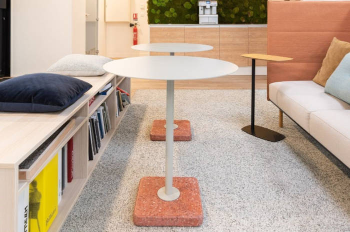 Les tables extérieures Outdura combinent robustesse et élégance, conçues spécialement pour résister aux éléments tout en offrant un design moderne et accueillant. Parfaites pour les espaces extérieurs professionnels, elles invitent à profiter de l'air frais tout en maintenant un style impeccable.