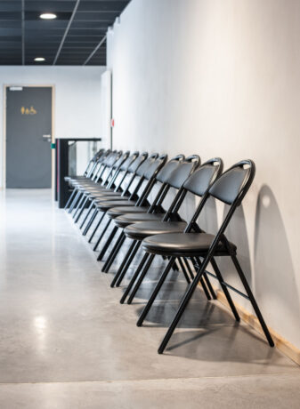 Espace d'attente chez Cosmocité, aménagé avec des chaises Plius élégantes, offrant un confort et un style raffiné pour les visiteurs et les collaborateurs en attente.