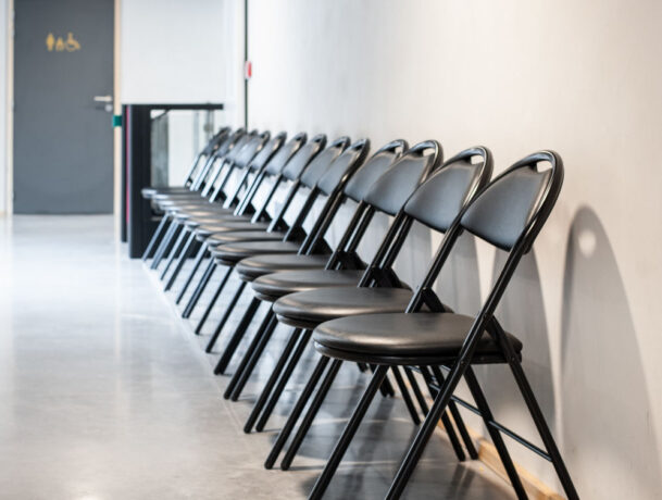 Espace d'attente chez Cosmocité, aménagé avec des chaises Plius élégantes, offrant un confort et un style raffiné pour les visiteurs et les collaborateurs en attente.