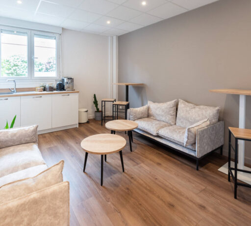 Espace détente chez Deltalys, aménagé avec des canapés MAKKY modernes et des tables basses PALO, créant un environnement confortable pour se relaxer et socialiser pendant les pauses.