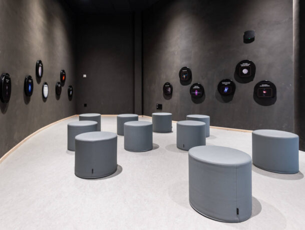 Espace d'attente chez Cosmocité, équipé de poufs Boom gris et confortables, créant un lieu informel et accueillant pour les visiteurs en attente.