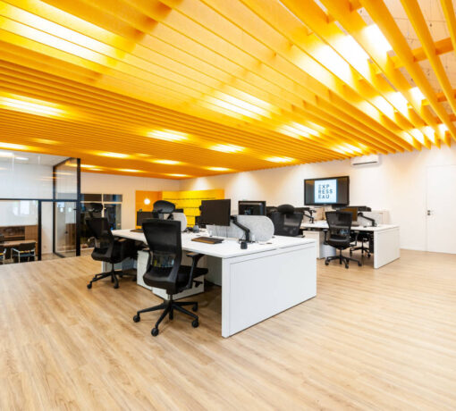 Open space chez Pleyce avec des bureaux U-DESK, des fauteuils Erho Spits et des séparateurs acoustiques, offrant un espace de travail à la fois fonctionnel et silencieux.
