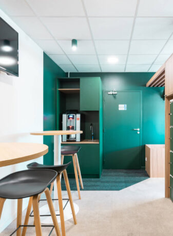 Découvrez le réfectoire dynamique de l'entreprise, équipé des tabourets KOLD et des tables hautes de Spark Office. Parfaits pour des repas conviviaux et des discussions animées, ces meubles modernes et fonctionnels créent un espace accueillant où le confort et la praticité se rencontrent harmonieusement.