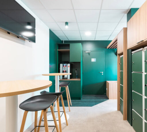 Découvrez le réfectoire dynamique de l'entreprise, équipé des tabourets KOLD et des tables hautes de Spark Office. Parfaits pour des repas conviviaux et des discussions animées, ces meubles modernes et fonctionnels créent un espace accueillant où le confort et la praticité se rencontrent harmonieusement.