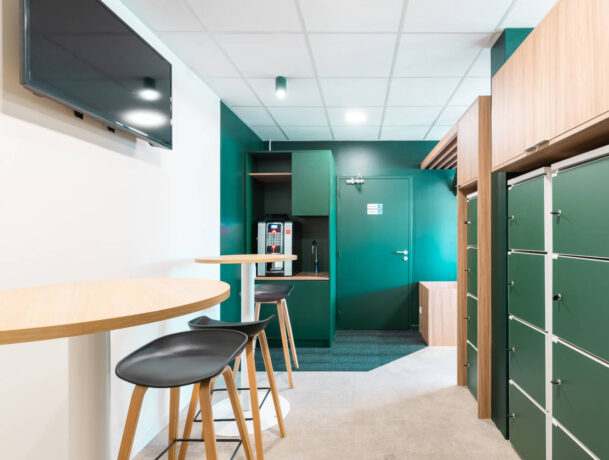 Découvrez le réfectoire dynamique de l'entreprise, équipé des tabourets KOLD et des tables hautes de Spark Office. Parfaits pour des repas conviviaux et des discussions animées, ces meubles modernes et fonctionnels créent un espace accueillant où le confort et la praticité se rencontrent harmonieusement.