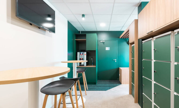Découvrez le réfectoire dynamique de l'entreprise, équipé des tabourets KOLD et des tables hautes de Spark Office. Parfaits pour des repas conviviaux et des discussions animées, ces meubles modernes et fonctionnels créent un espace accueillant où le confort et la praticité se rencontrent harmonieusement.