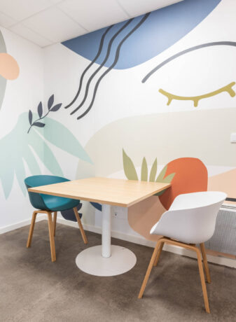 Offrez un espace de réflexion privé avec la chaise Varde de Spark Office, parfait pour les moments de concentration et de travail individuel.