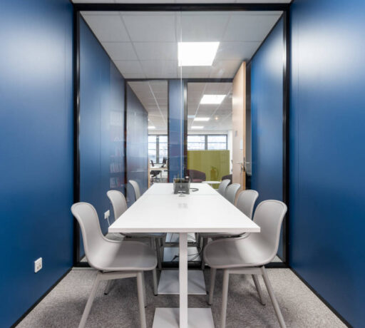 Espace de réunion chez Auvalie pour quatre personnes équipé d'une table ronde, favorisant un cadre de travail collaboratif et convivial.