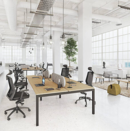 Open space moderne équipé de bureaux U-Desk, sièges ergonomiques, et complété par un canapé et un fauteuil Arca pour un confort optimal et une ambiance de travail collaborative.