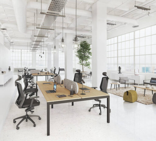 Open space moderne équipé de bureaux U-Desk, sièges ergonomiques, et complété par un canapé et un fauteuil Arca pour un confort optimal et une ambiance de travail collaborative.