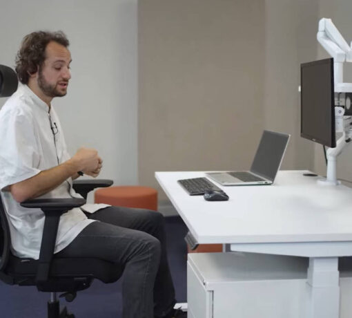 Vincent Ostéopathe et Ergonome nous explique comment configurer son poste de travail pour obtenir la position idéale en fonction de ses contraintes ergonomiques et de ses équipements.