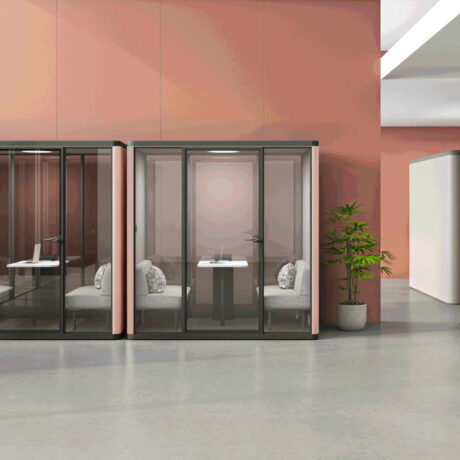 Deux Meetbox4 Silens installées dans un espace de travail moderne, offrant un espace privé pour 4 personnes avec des fauteuils et une ambiance calme.