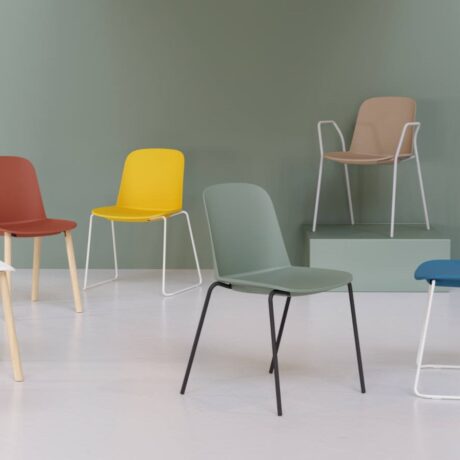 Chaises VELA en différentes configurations : pieds métal, bois, traîneau et roulettes, alliant design, confort et modularité pour tous les espaces de travail.