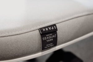 Le fauteuil Opus Premium est habillé du tissu Nautilus Seaqual, une matière innovante fabriquée à partir de plastiques recyclés récupérés dans les océans. L'étiquette Seaqual atteste de l'engagement écologique du fauteuil, offrant une solution écoresponsable qui contribue à la réduction de la pollution marine tout en apportant une touche de modernité et de confort à votre espace de travail.