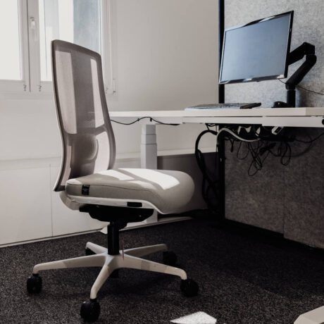 Le fauteuil Opus Premium, habillé du tissu Nautilus Seaqual, offre à la fois confort et élégance dans un environnement de travail. Conçu pour allier esthétique et écoresponsabilité, il est positionné devant un bureau, apportant une touche contemporaine tout en garantissant un soutien optimal grâce à son design ergonomique. Le tissu Nautilus Seaqual, fabriqué à partir de plastiques recyclés collectés dans les océans, ajoute une dimension écoresponsable à cette assise, parfait pour ceux qui recherchent à la fois confort, durabilité et style dans leur espace professionnel.