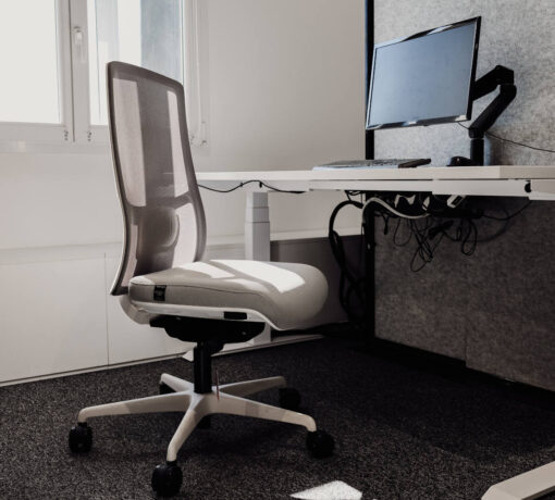 Le fauteuil Opus Premium, habillé du tissu Nautilus Seaqual, offre à la fois confort et élégance dans un environnement de travail. Conçu pour allier esthétique et écoresponsabilité, il est positionné devant un bureau, apportant une touche contemporaine tout en garantissant un soutien optimal grâce à son design ergonomique. Le tissu Nautilus Seaqual, fabriqué à partir de plastiques recyclés collectés dans les océans, ajoute une dimension écoresponsable à cette assise, parfait pour ceux qui recherchent à la fois confort, durabilité et style dans leur espace professionnel.