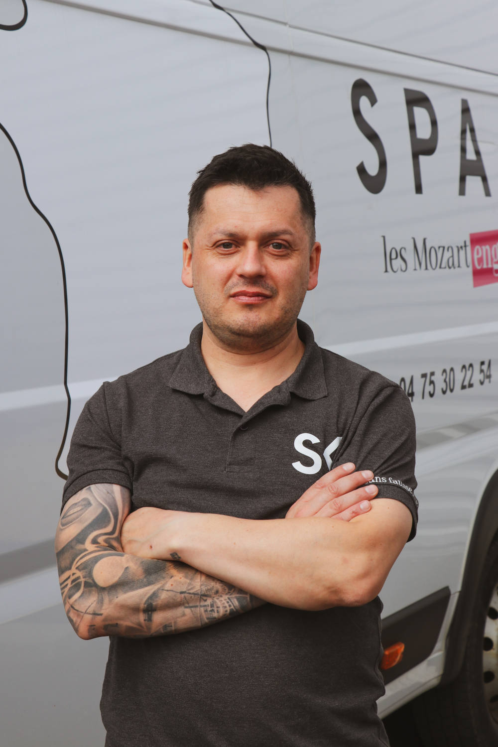 Diego, monteur-livreur chez Spark, attentif au montage du mobilier pour garantir un service sans fausse note