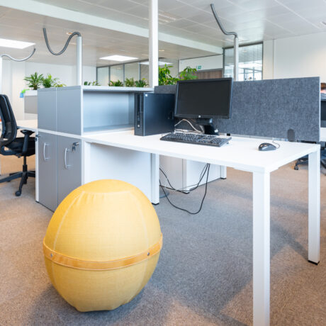 Open space avec des meubles de bureau professionnel du type bureau Quattro classic, écran de séparation, ballon Hop.