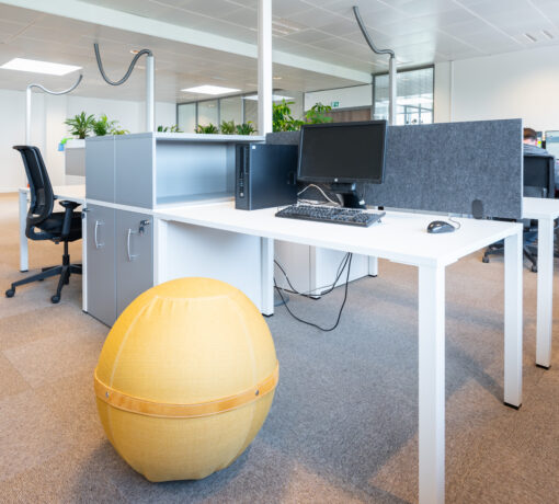Open space avec des meubles de bureau professionnel du type bureau Quattro classic, écran de séparation, ballon Hop.