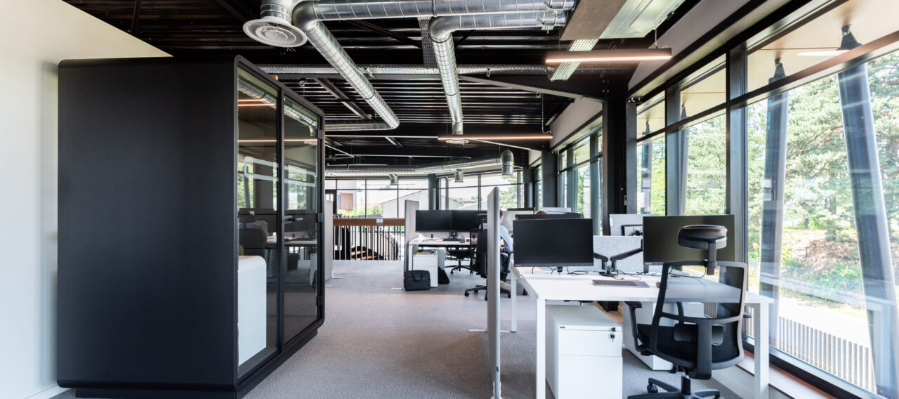 Flex office entre cabine acoustique et postes de travail