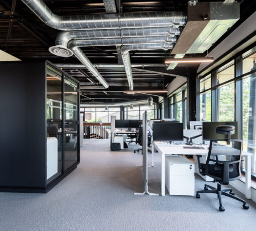 Flex office entre cabine acoustique et postes de travail