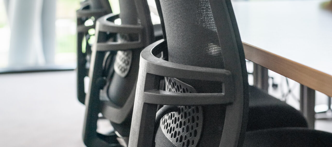 Plusieurs fauteuils ergonomiques STUDIO dans une salle de réunion