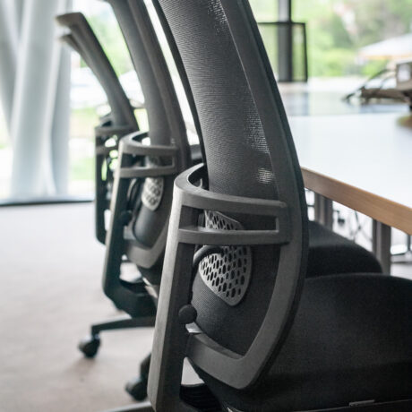 Plusieurs fauteuils ergonomiques STUDIO dans une salle de réunion