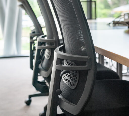 Plusieurs fauteuils ergonomiques STUDIO dans une salle de réunion