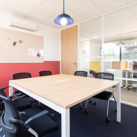 Table de bureau professionnel dans une salle de réunion : table en U, U-DESK