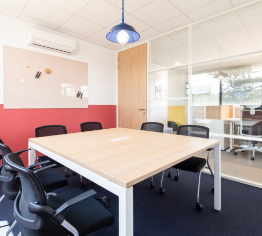 Table de bureau professionnel dans une salle de réunion : table en U, U-DESK