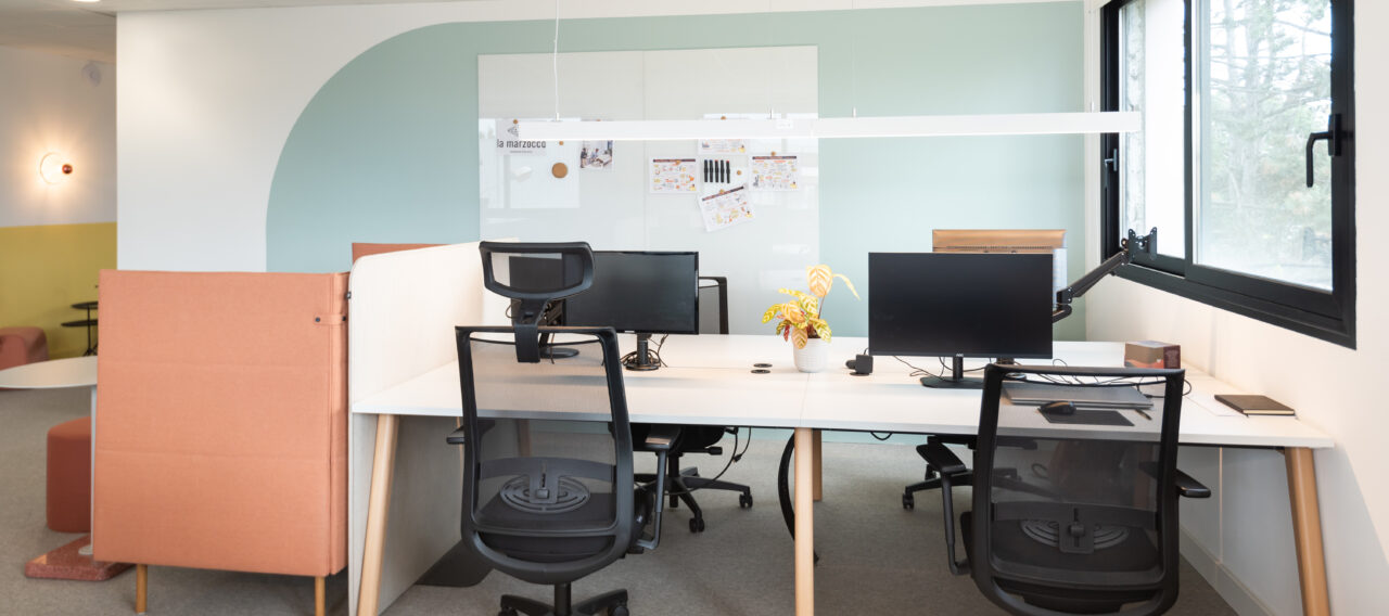 Open space avec des bureaux Woodesk et des fauteuils ergonomiques RÉcital