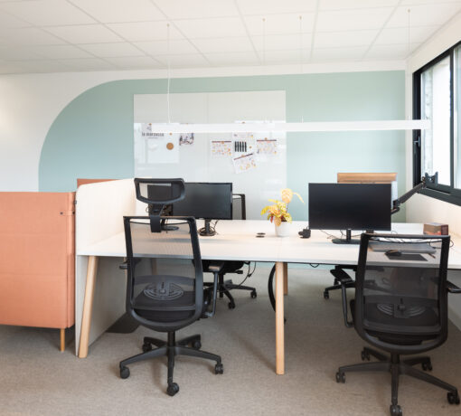Open space avec des bureaux Woodesk et des fauteuils ergonomiques RÉcital
