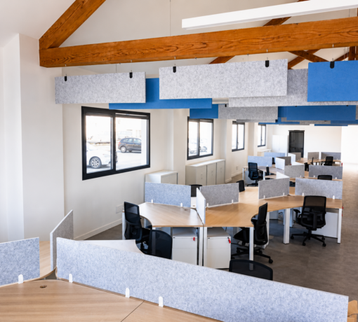 Open space avec des cloisons de séparation entre chaque poste de travail