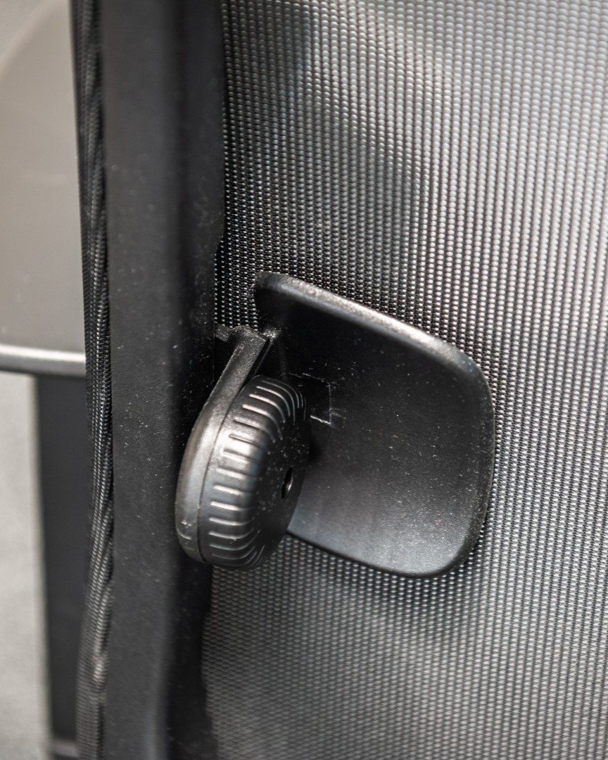 Détail de la particularité du fauteuil, soutien lombaire 2D du fauteuil ergonomique YULI