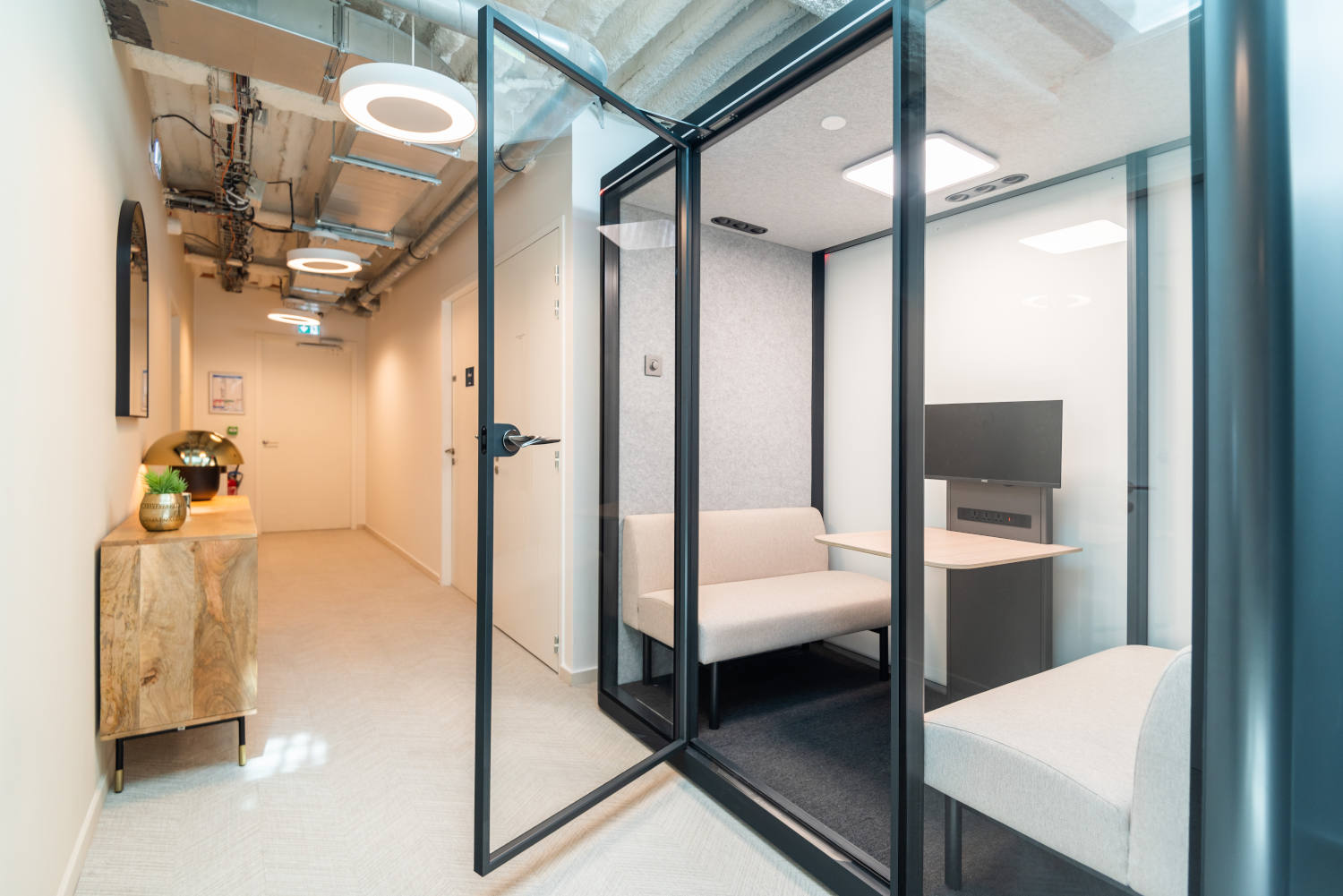 Une cabine acoustique Meetbox4 dans la circulation des bureaux chez Mitwit Office Paris.