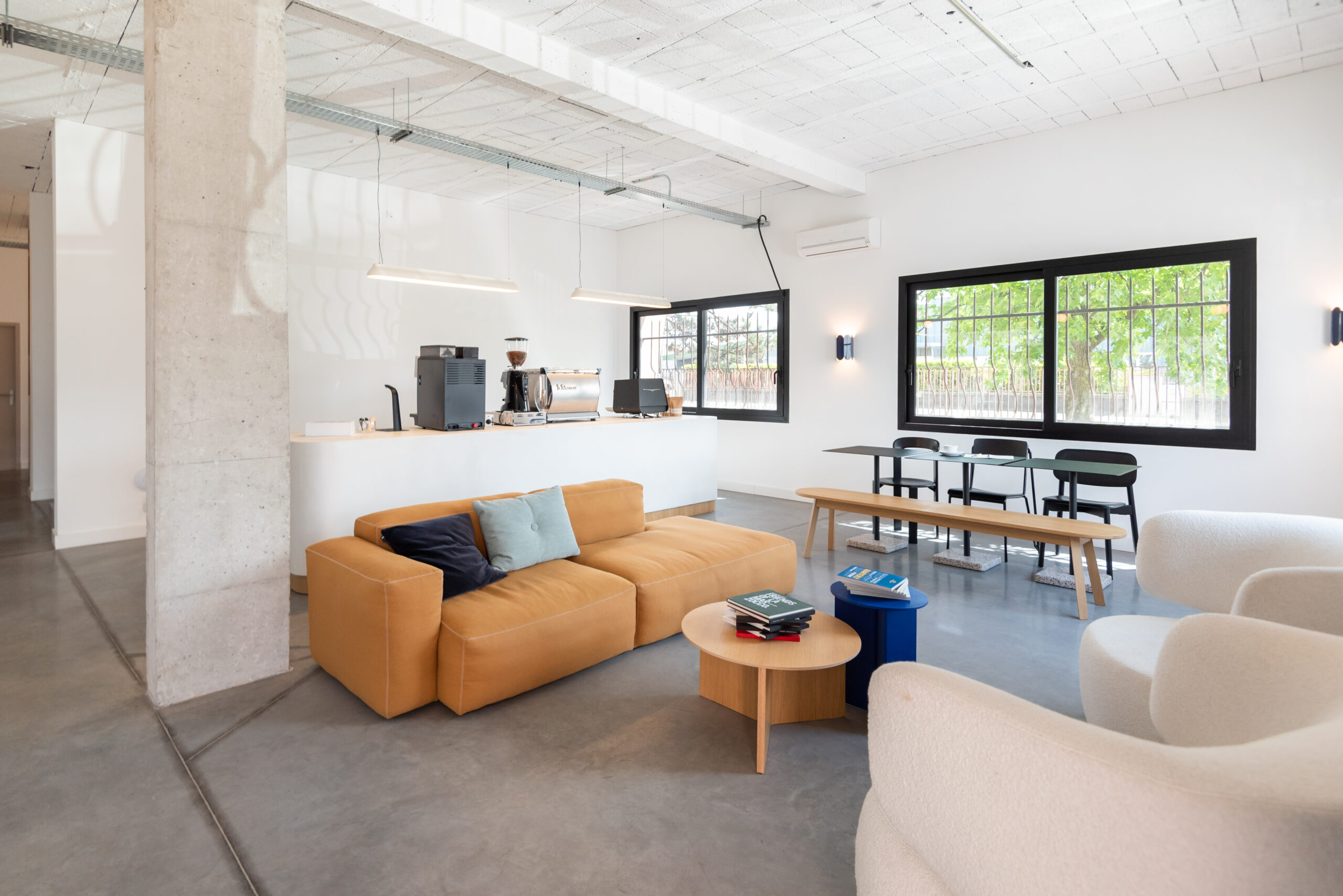 Coin lounge et espace informel à l'agence Spark Office de Chassieu