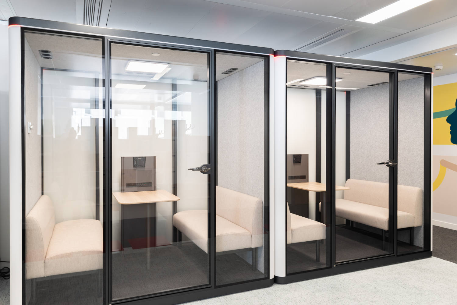 Deux cabines acoustiques Meetbox4 à côté chez France Enfance Protégée