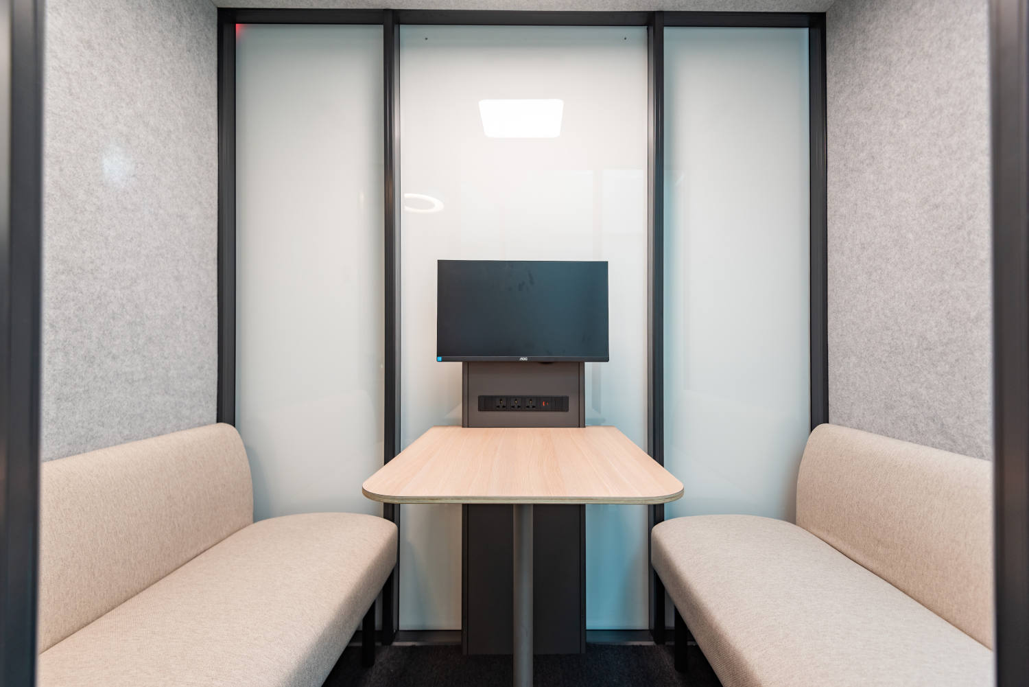 Vue intérieur de la cabine acoustique Meetbox4 de chez Silens, chez Mitwit Office à Paris.