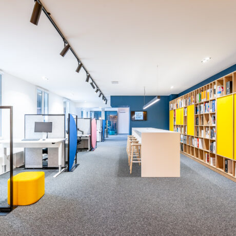 Open space avec bibliothèque et punching-ball au siège Spark Office à Saint-Agrève