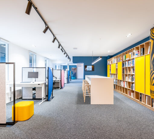 Open space avec bibliothèque et punching-ball au siège Spark Office à Saint-Agrève
